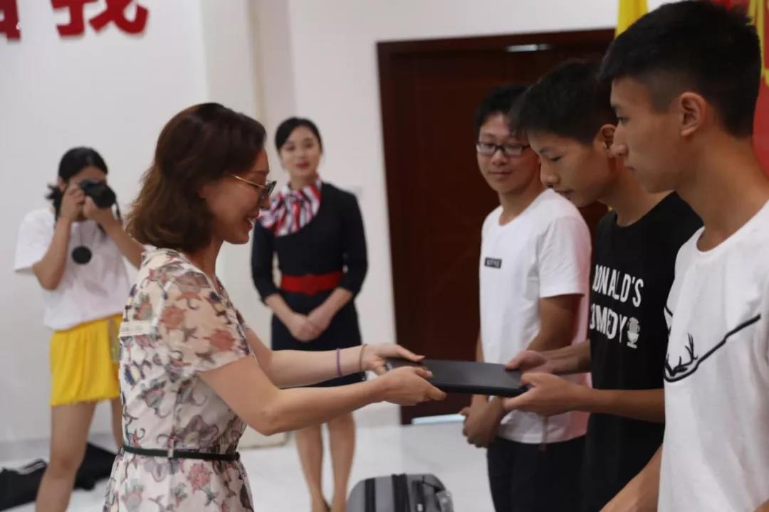 10名考入重本的寒门学子获佳乐集团爱心资助