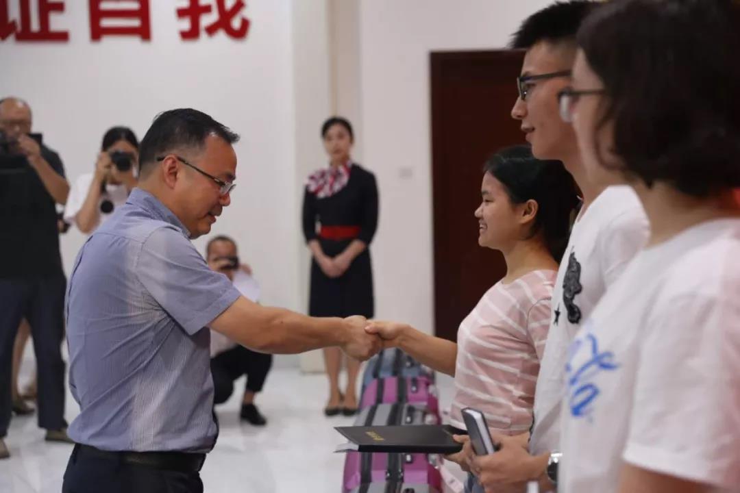 10名考入重本的寒门学子获佳乐集团爱心资助