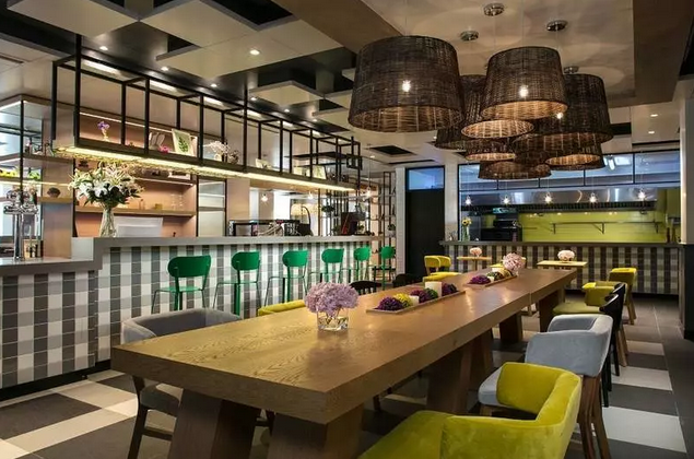 它从法国来，，，上外洋滩开首店，，，今到了泸州&hellip;你可以拥有这家旅馆